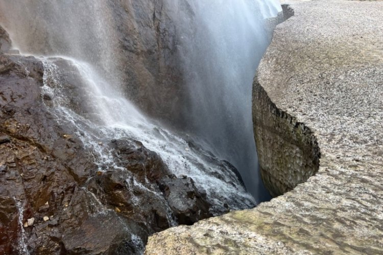 Hakkari'de kayıp 2 kişiyi kurtarma &ccedil;alışmaları &uuml;&ccedil;&uuml;nc&uuml; g&uuml;nde s&uuml;r&uuml;yor