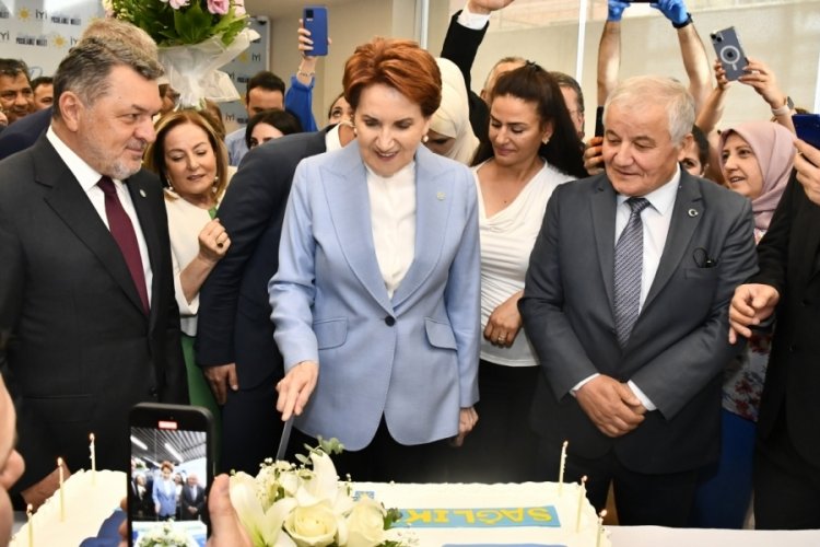 Meral Akşener'e partililerden doğum g&uuml;n&uuml; s&uuml;rprizi