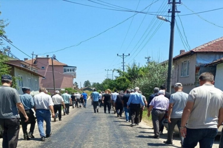 Bilecik'te asfaltlar erimeye başladı! Cenazeyi taşımakta zorlandılar
