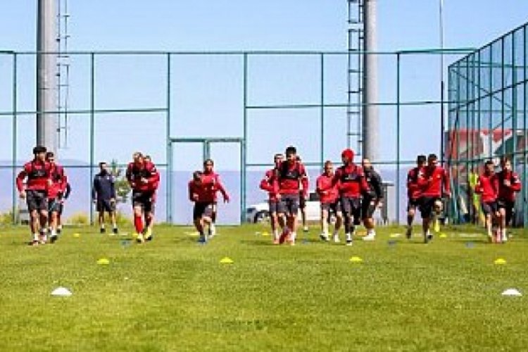 Hatayspor, yeni sezon hazırlıklarını D&uuml;zce'de s&uuml;rd&uuml;rd&uuml;