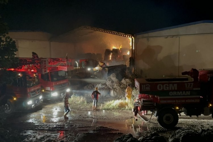 Niğde'de tekstil fabrikasının pamuk deposu yandı