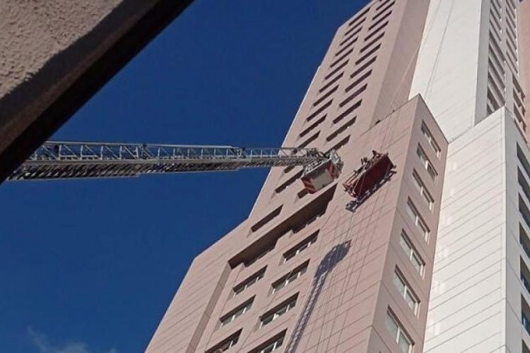 İstanbul'da İskele devrildi! İş&ccedil;iler 14. katta mahsur kaldı