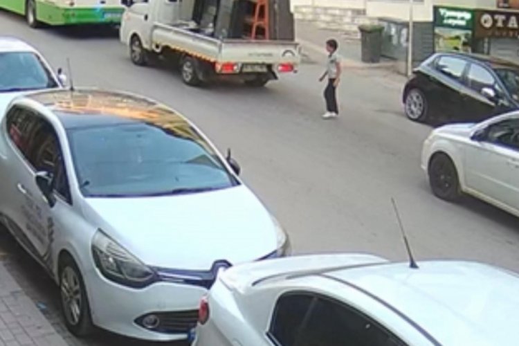 Bursa'da &ccedil;ocuk yola fırladı! Araba &ccedil;arptı
