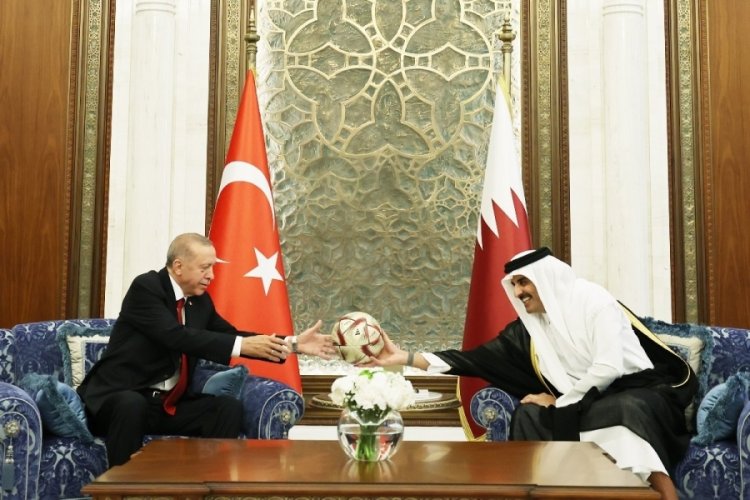 Katar Emiri, Erdoğan'a D&uuml;nya Kupası topunu hediye etti