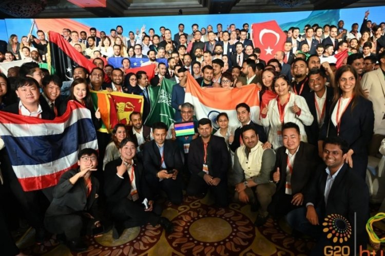 Gen&ccedil; Girişimciler Zirvesinde T&uuml;rkiye'yi T&Uuml;GİAD temsil etti