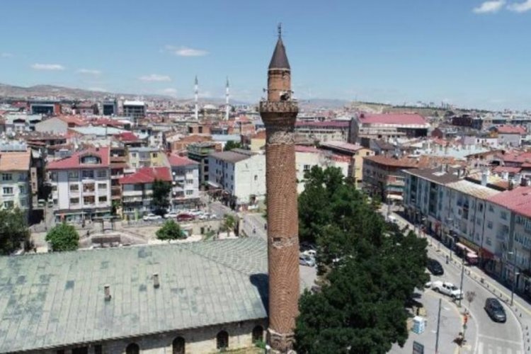 Tarihi minarenin kayıp yazıları 'bisk&uuml;viden' &ccedil;ıktı