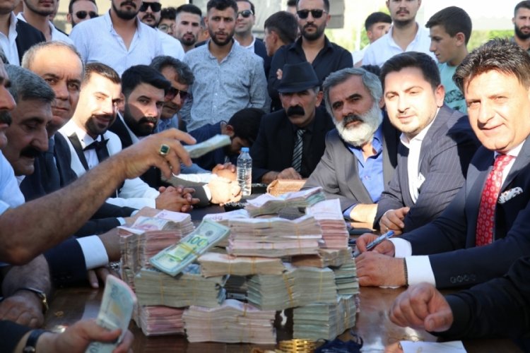 Van'daki aşiret d&uuml;ğ&uuml;n&uuml;nde takı merasimi şoke etti!