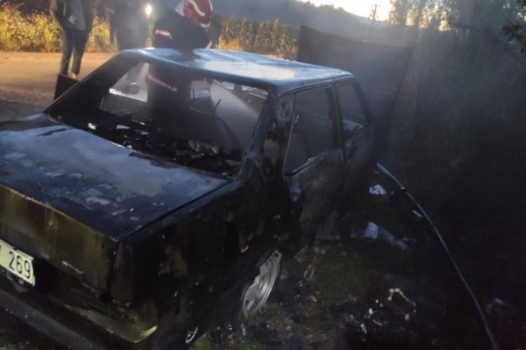 Sakarya'da yangın &ccedil;ıkan park halindeki otomobil kullanılamaz hale geldi