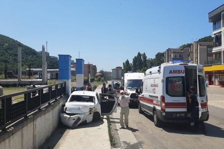 Zonguldak'ta iki otomobil &ccedil;arpıştı! 2 &ccedil;ocuk yaralandı