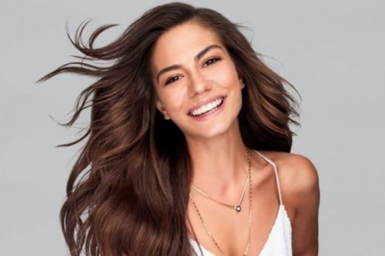 Demet &Ouml;zdemir'in peruklu tarzı g&uuml;ndem oldu
