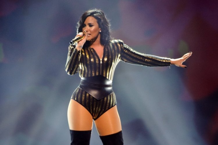Demi Lovato cinsel kimliğini ailesine nasıl anlattığını a&ccedil;ıkladı