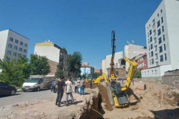 Erzurum'da korkutan kaza! İş makinesi ters d&ouml;nd&uuml;