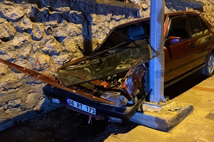 Karab&uuml;k'te otomobil aydınlatma direğine &ccedil;arptı: 1 yaralı