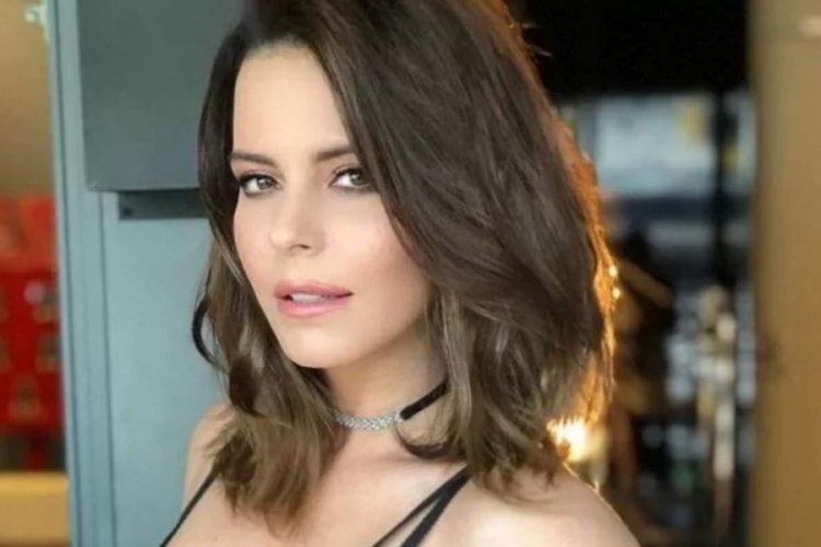 Simge Sağın sahneye bikiniyle &ccedil;ıktı