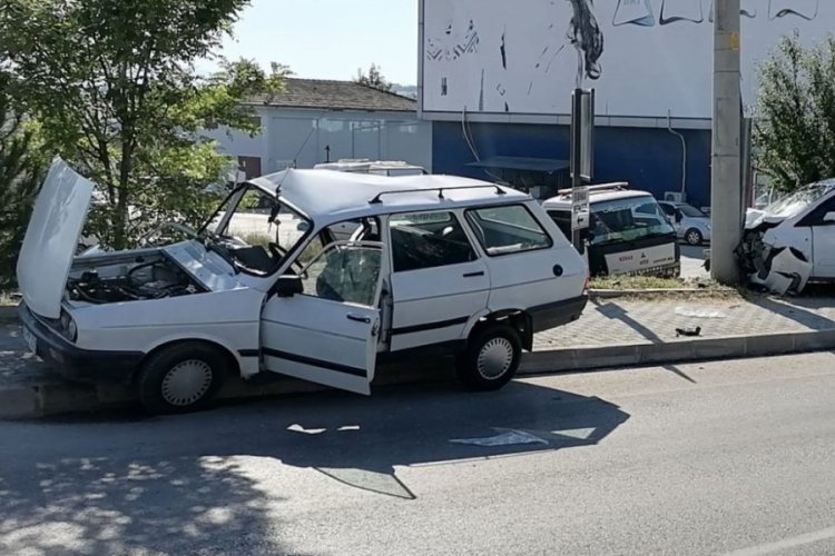 Samsun'da hafif ticari ara&ccedil;la otomobil &ccedil;arpıştı: 2 &ouml;l&uuml;, 2 yaralı