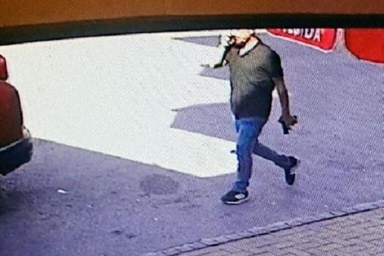Eski sevgilisini &ccedil;alıştığı eczanede tabancayla vurdu