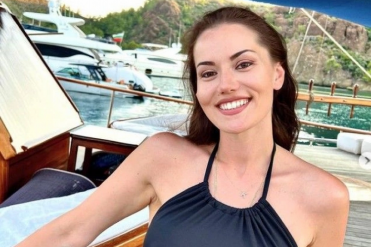 Fahriye Evcen tekne pozlarını paylaşmaya devam ediyor