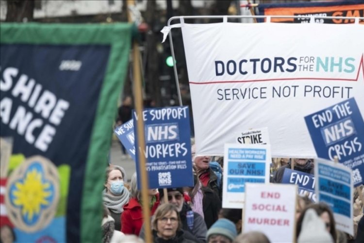 İngiltere'de uzman doktorlar greve gitti