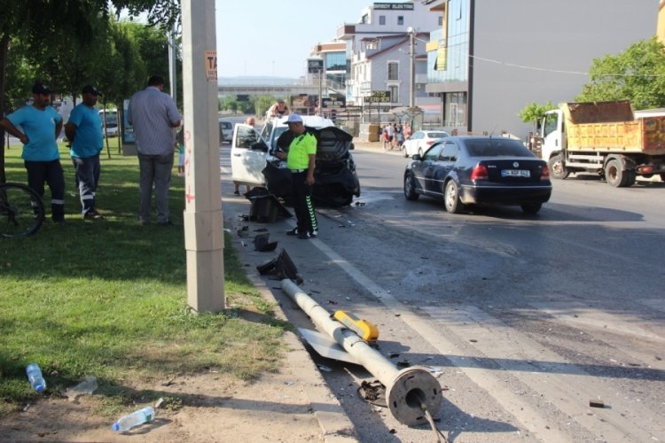 Kocaeli'nde l&uuml;ks otomobil ile hafif ticari ara&ccedil; &ccedil;arpıştı