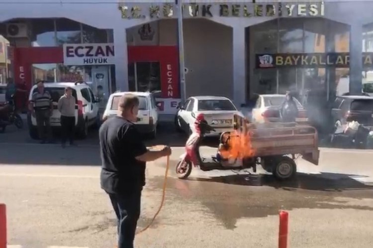 Konya'da alev alev yanan motosiklete hortumla m&uuml;dahale ettiler