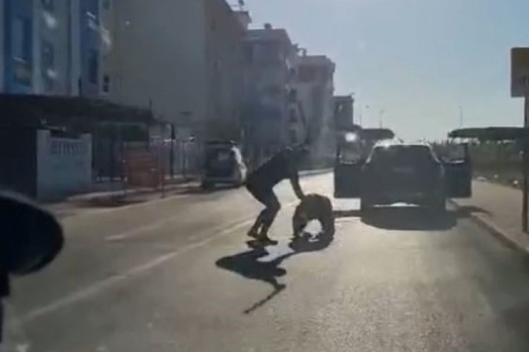 Survivor Hikmet, başcazgırı sokak ortasında d&ouml;vd&uuml;
