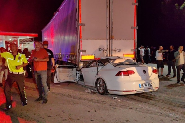 Bursa'da otomobil tırın altına girdi! S&uuml;r&uuml;c&uuml; &ouml;ld&uuml;
