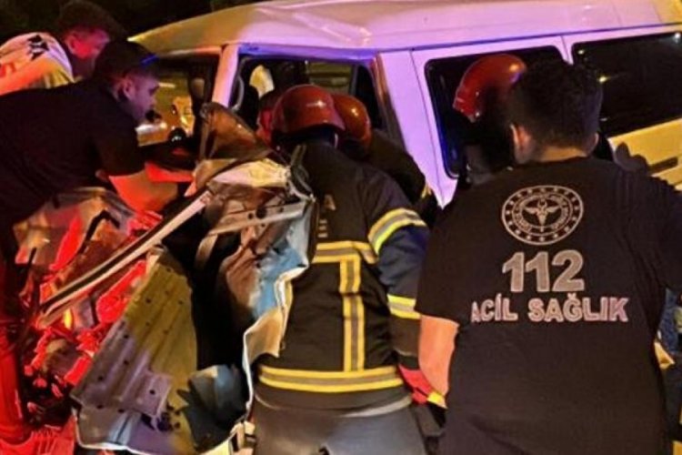 K&uuml;tahya'da alkoll&uuml; minib&uuml;s s&uuml;r&uuml;c&uuml;s&uuml; kırmızı ışıkta bekleyen kamyonete &ccedil;arptı!