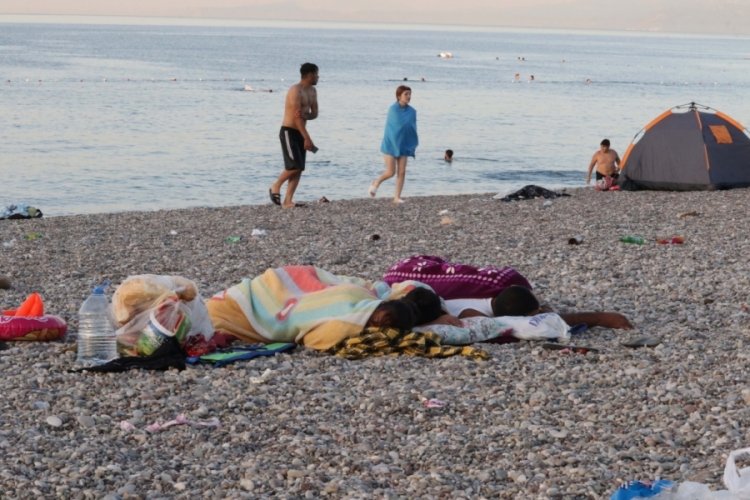Antalya'da sıcaktan bunalanlar sahilde uyudu