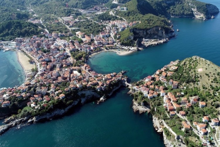 6 bin n&uuml;fuslu Amasra, 7 ayda 1 milyonun &uuml;zerinde turiste ev sahipliği yaptı