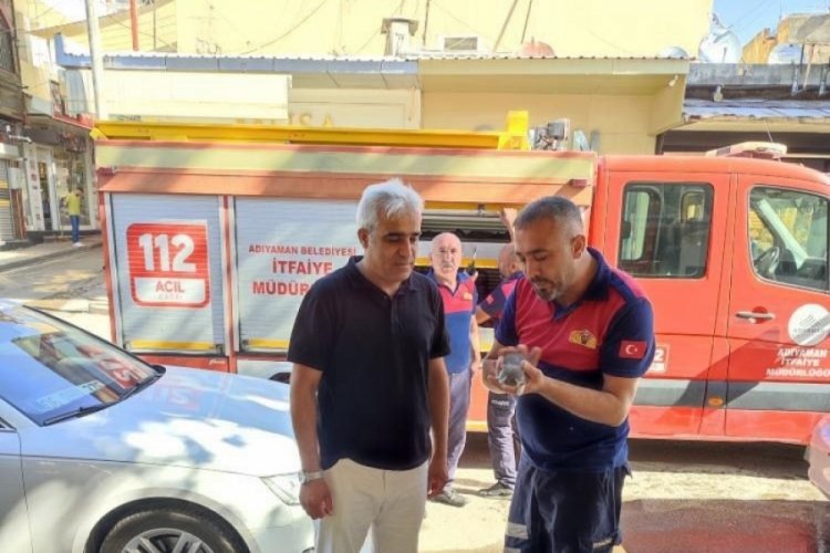 Adıyaman'da yavru kedi iki duvar arasına sıkıştı! İtfaiye kurtardı