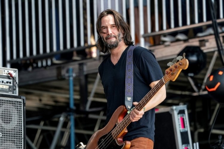 Keanu Reeves sahnelere geri d&ouml;nd&uuml;