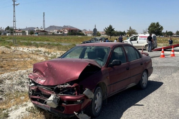 Konya'da ticari taksi ile otomobil &ccedil;arpıştı! 3 yaralı