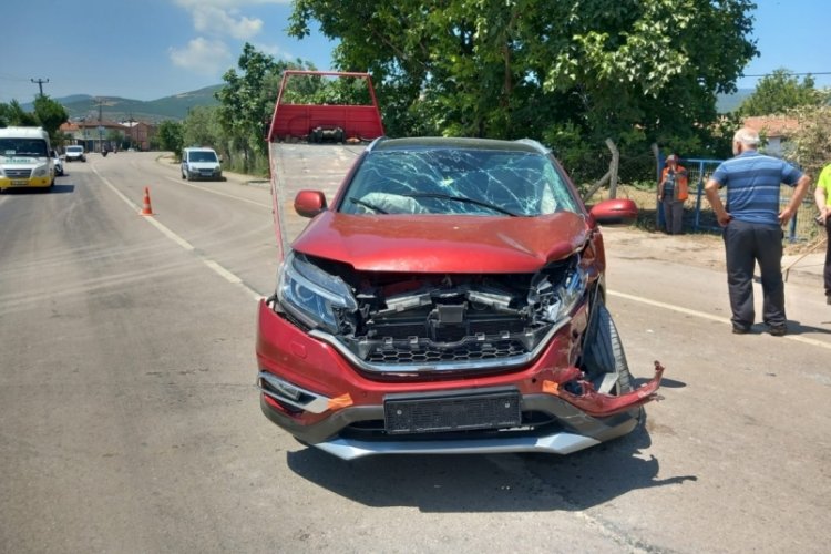 Bursa Orhangazi'de yola &ccedil;ıkan otomobile kamyonet &ccedil;arptı:2 Yaralı!