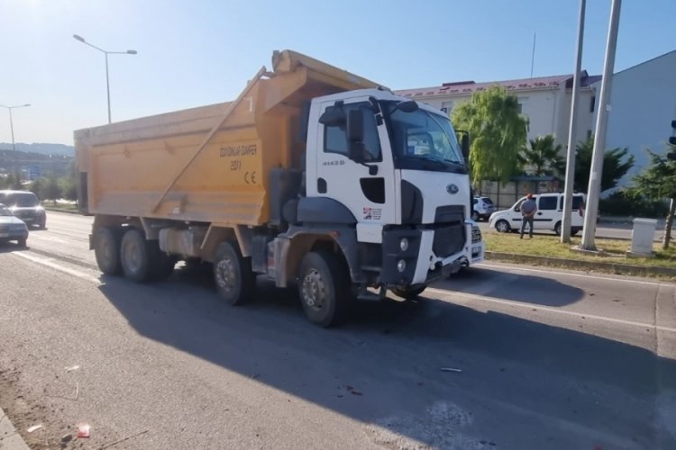 Sinop'ta kamyon kırmızı ışıkta otomobile &ccedil;arptı