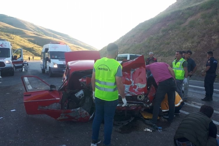 Sivas'ta minib&uuml;s ile otomobil kafa kafaya &ccedil;arpıştı:3 yaralı