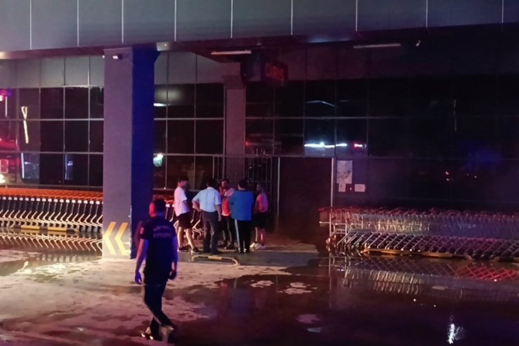 Kocaeli'nde toptan markette yangın