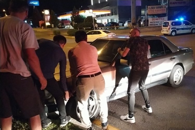 &Ccedil;orum'da el freni &ccedil;ekilmeyen otomobil ref&uuml;je &ccedil;ıktı