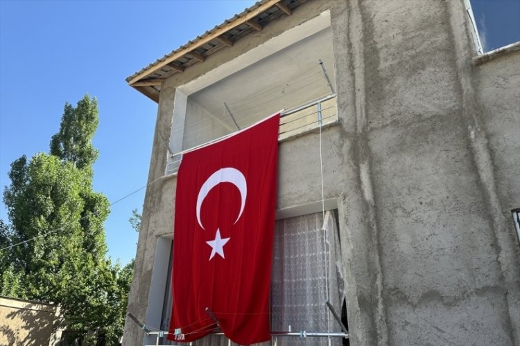Şehit Piyade Uzman &Ccedil;avuş Kırmızıko&ccedil;'un Van'daki evine T&uuml;rk Bayrağı asıldı