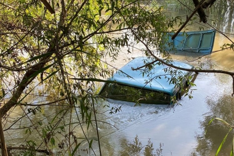 Aydın'da otomobil Menderes Nehri'ne d&uuml;şt&uuml;