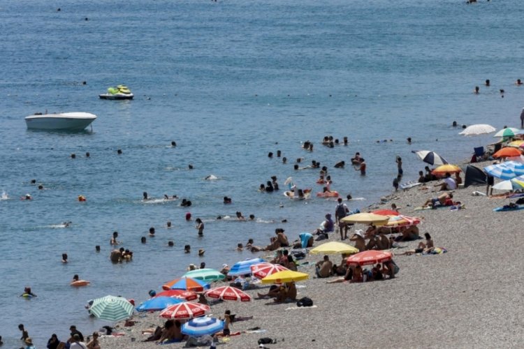 Sıcaklık 44 dereceyi bulunca serinlemek i&ccedil;in sahile koştular