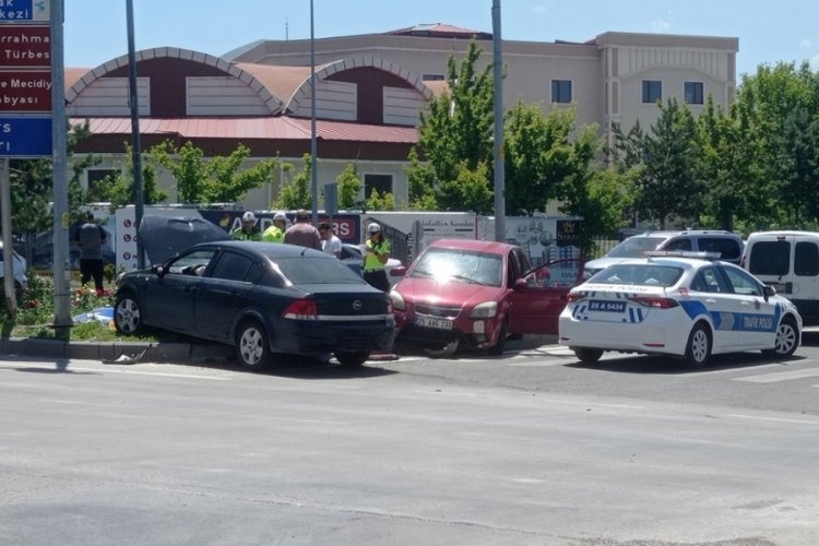 Erzurum'da iki otomobil &ccedil;arpıştı, 6 kişi yaralandı