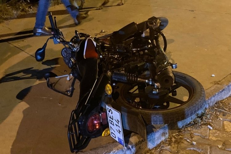 Antalya'da otomobille &ccedil;arpışan motosiklet s&uuml;r&uuml;c&uuml;s&uuml; ağır yaralandı
