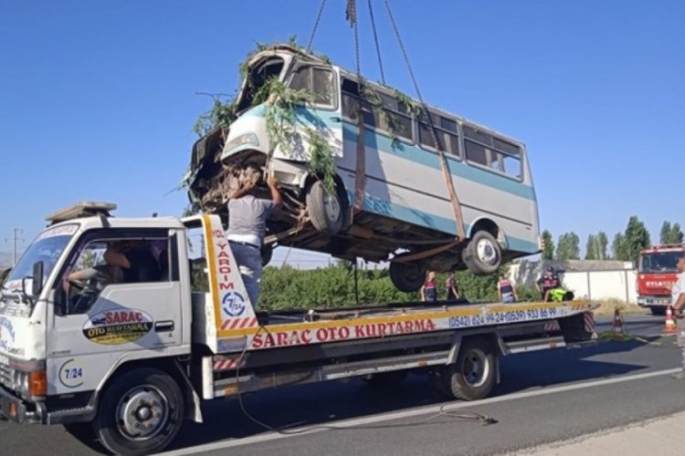 Afyonkarahisar'da iş&ccedil;ileri taşıyan minib&uuml;s devrildi! 7 &ouml;l&uuml; 14 yaralı