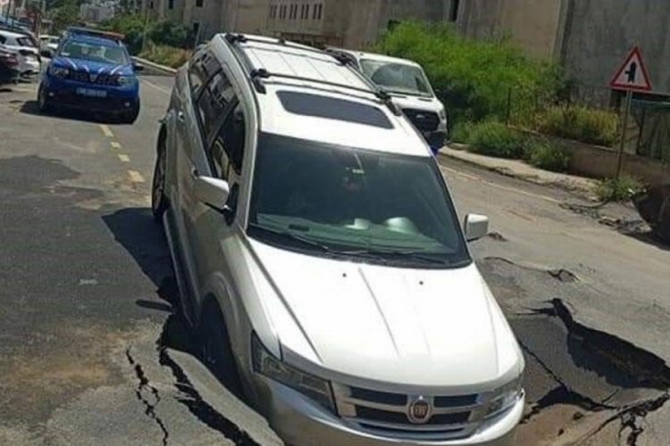 Bodrum'da isale hattı patladı! Oluşan &ccedil;ukura ara&ccedil; d&uuml;şt&uuml;