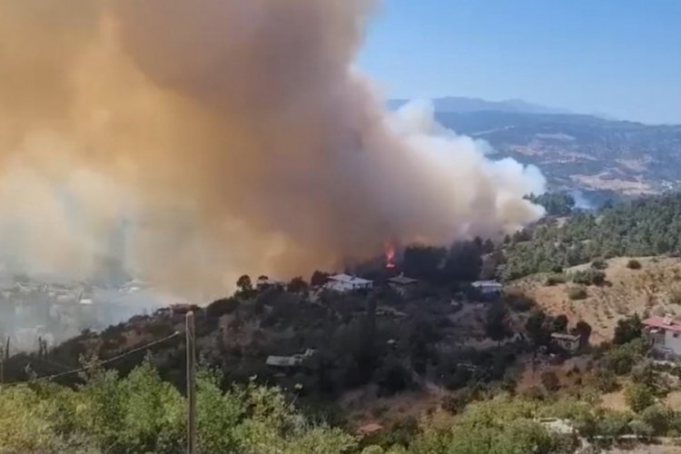 Kahramanmaraş'taki orman yangını yerleşim yerlerine sı&ccedil;radı