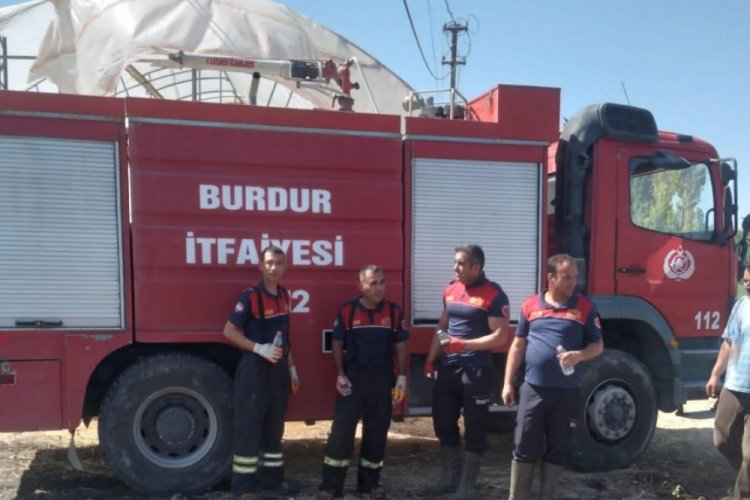 Burdur'da 40 d&ouml;n&uuml;m buğday tarlası alev alev yandı