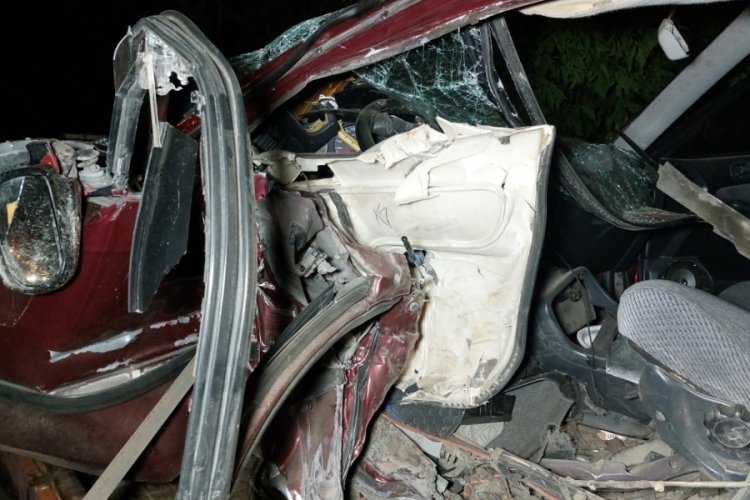 Samsun'da otomobil k&ouml;pr&uuml;n&uuml;n korkuluklarına &ccedil;arptı: 1'i ağır 3 yaralı