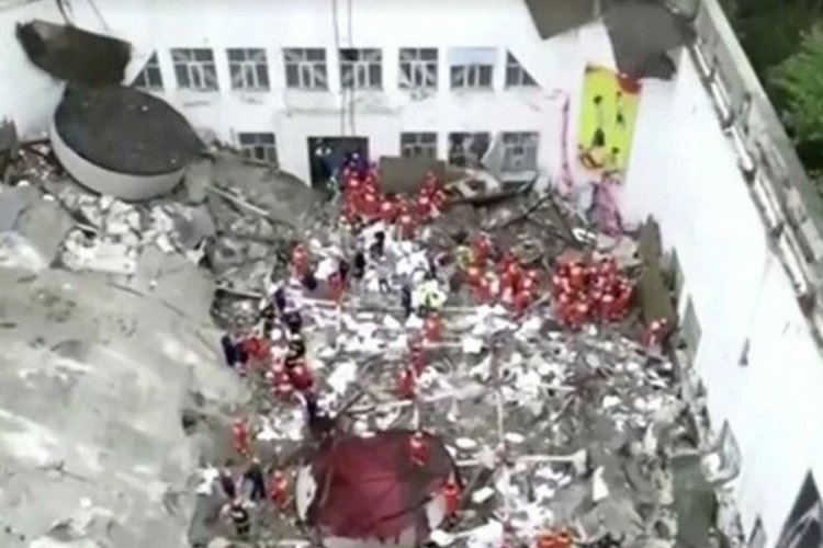 Okulun spor salonunun &ccedil;atısı &ccedil;&ouml;kt&uuml;: &Ccedil;ok sayıda &ouml;l&uuml; var