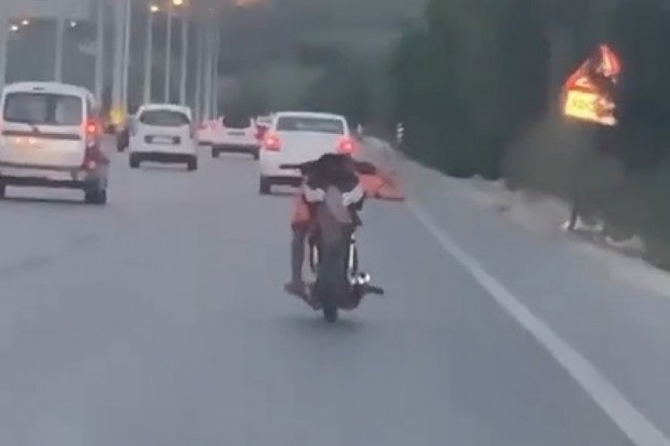 Bursa'da bir gen&ccedil; motosikleti yatarak kullandı! O anlar kamerada
