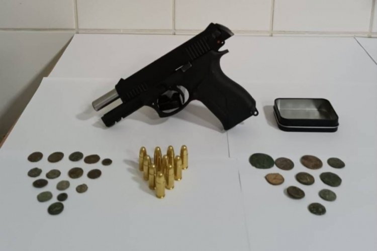 Plajda birbirlerine bı&ccedil;ak ve şişelerle saldırdılar!